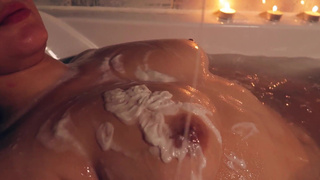 Горячее видео с мокрыми титьками и обильным спуском