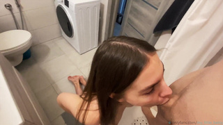 Горячий минет в ванной: страстный финал и моментальная очистка