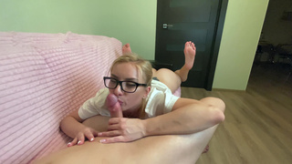 Жаркий минет на диване: блондинка берет все