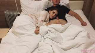 Сестра сделала горячий минет во время кино – развратный сюрприз под одеялом