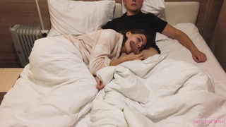 Сестра сделала горячий минет во время кино – развратный сюрприз под одеялом