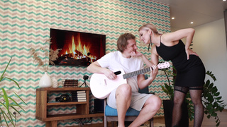 Гитара в сторону – время страстных ласк и жарких движений