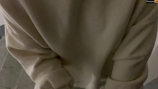 Соседка сосет с страстью в подъезде - горячее порно с милашкой