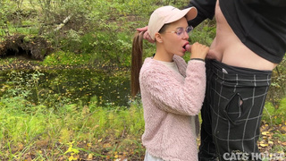 Сочная добыча: юная грибница отдалась в кустах без слов