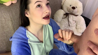 Невероятный глубокий минет с аппетитным финалом от Olivia Moore