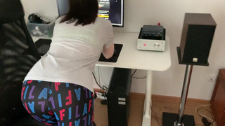 Сводная сестра соблазняет на горячий эксперимент – трогаю член и пробую сперму