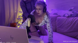 Горячая мачеха отвлекает от игры страстным минетом