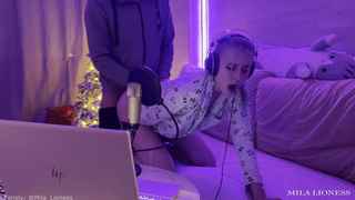 Горячая мачеха отвлекает от игры страстным минетом