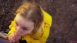 Встретил экс-девушку и трахнул ее в рот - откровенное уличное видео