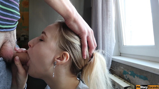 Соседка тайком сосет у меня пока муж на работе