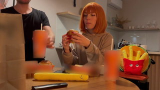 Он угостил меня сочными бургерами, а после – горячей жесткой начинкой