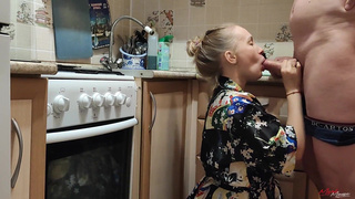 Запретная страсть в тесной кухне: брат и сестра устроили жаркую оргию
