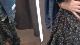 Дерзкий кунилингус в примерочной – скрытая камера