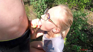 Жаркая помощь с стояком на природе