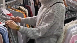 blowjob in the fitting room of the store next to the security guard! Public sex.mp4