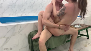 Жесткий секс в сауне: сперма на лице и стоны от удовольствия