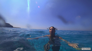 Голая красотка шокирует пляж откровенным заплывом