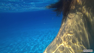 Голая красотка шокирует пляж откровенным заплывом