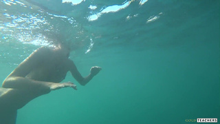 Секс на пляже: русская нимфа купается голой в людном месте