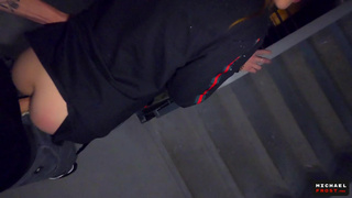 Родители в квартире, пришлось ебаться с девушкой в подъезде