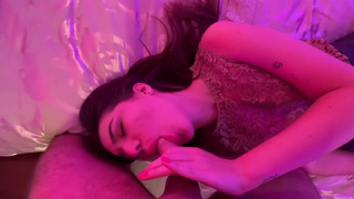 Развратная съемка в неоновых огнях: пьяная порно-модель жестко трахается