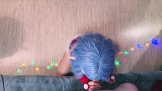 Горячий новогодний эльф с синей гривой страстно ублажает парня и принимает его крем