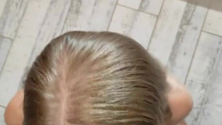 Сексуальная блондинка в красном белье страстно удовлетворяет мужчину