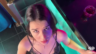 Секс в клубе с развратной официанткой