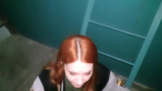 Рыжая нимфа дрочит в темном углу лестничной клетки