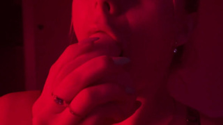 Beauty Vik1One shows how to do blowjob.mp4