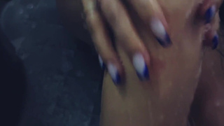 Шикарная блондиночка с объемными сиськами в возбуждающем душевом шоу