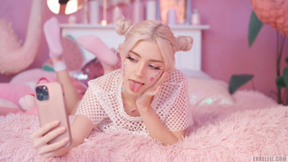 Развратная Ева не упускает ни капли