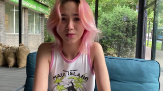 Стеснительный парень кончает под взглядом сочной азиатки