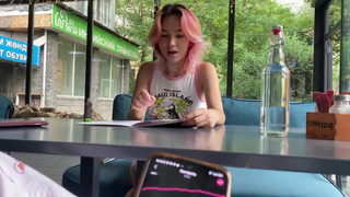 Стеснительный парень кончает под взглядом сочной азиатки