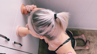 Блондинка в жаркой оргии с несколькими парнями