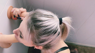 Блондинка в жаркой оргии с несколькими парнями