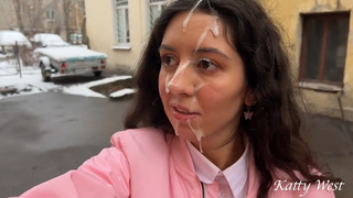 Развратная красотка не скрывает последствия минета