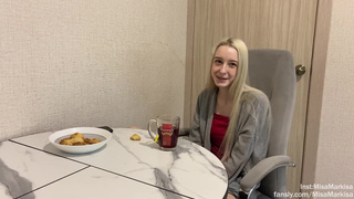 Кухонный секс с соседкой: жестко вошли в нее с первого раза