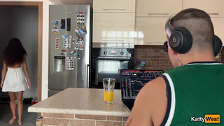 Жаркий разврат: жена в страстных объятиях друга пока муж не видит