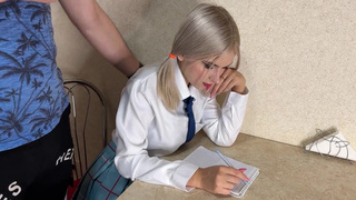 Препод обещал пятерку за ласки — но взял мой первый раз жестко