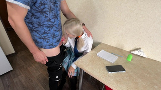 Препод обещал пятерку за ласки — но взял мой первый раз жестко