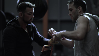 Сексуальная Sybil разогрела мускулистого красавца нежными руками и жаркой ночью