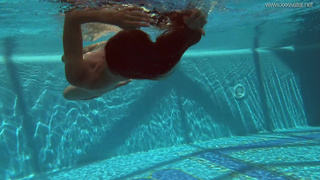 Ирина Руссака соблазняет в воде: горячее подводное видео