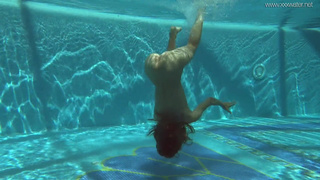 Сочная Ирина Русская обнажается в бассейне