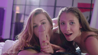 Две нимфоманки ублажают огромный член