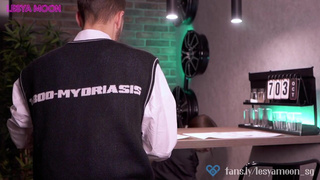 Горячий секс в баре: он лижет и получает по заслугам!