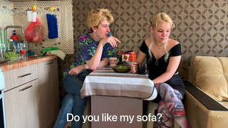 Завел шаловливую соседку и оставил горячий подарок между ягодиц