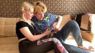 Завел шаловливую соседку и оставил горячий подарок между ягодиц