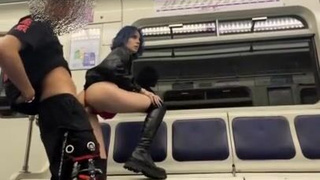 Шокирующая оргия в метро СПб после Алых Парусов – откровенное видео