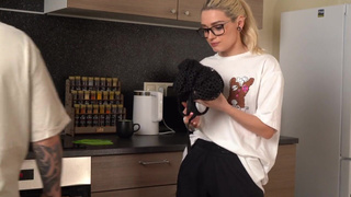 Горячее видео: твоя девушка в откровенном наряде знает, как завести